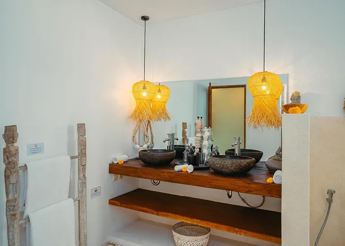 Marula - Luxury 3br Joglo With Tropical Garden In Семиньяк