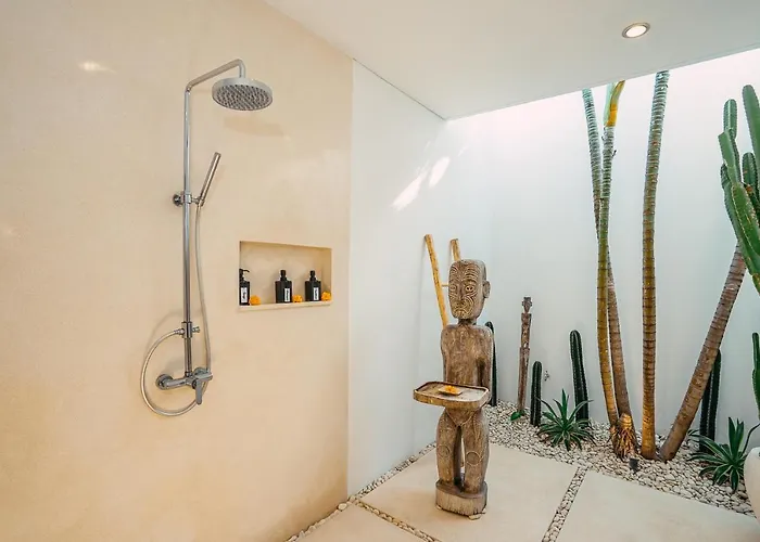 Marula - Luxury 3br Joglo With Tropical Garden In Вилла Семиньяк