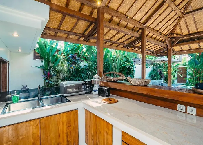 Вилла Marula - Luxury 3br Joglo With Tropical Garden In Семиньяк