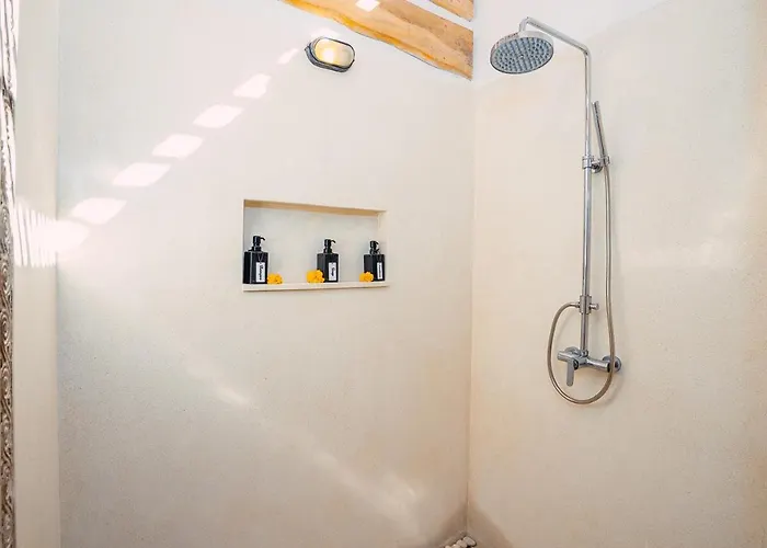 Marula - Luxury 3br Joglo With Tropical Garden In Вилла Семиньяк