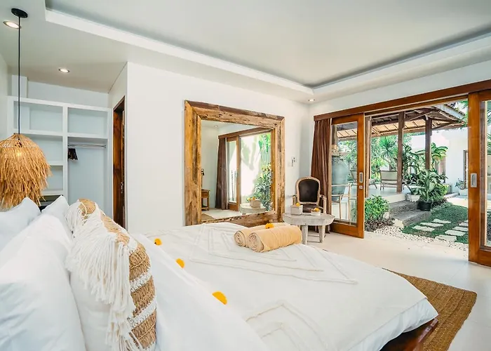 Marula - Luxury 3br Joglo With Tropical Garden In Семиньяк