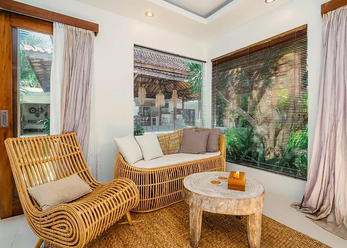 Marula - Luxury 3br Joglo With Tropical Garden In Семиньяк
