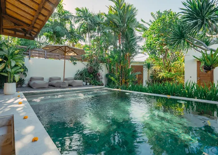 Marula - Luxury 3br Joglo With Tropical Garden In Семиньяк