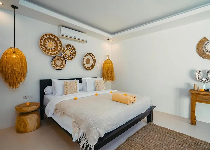 Marula - Luxury 3br Joglo With Tropical Garden In Вилла Семиньяк