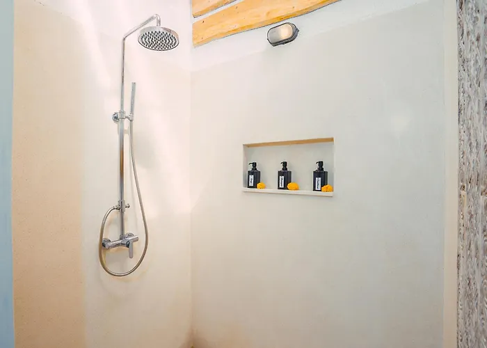 Marula - Luxury 3br Joglo With Tropical Garden In Семиньяк